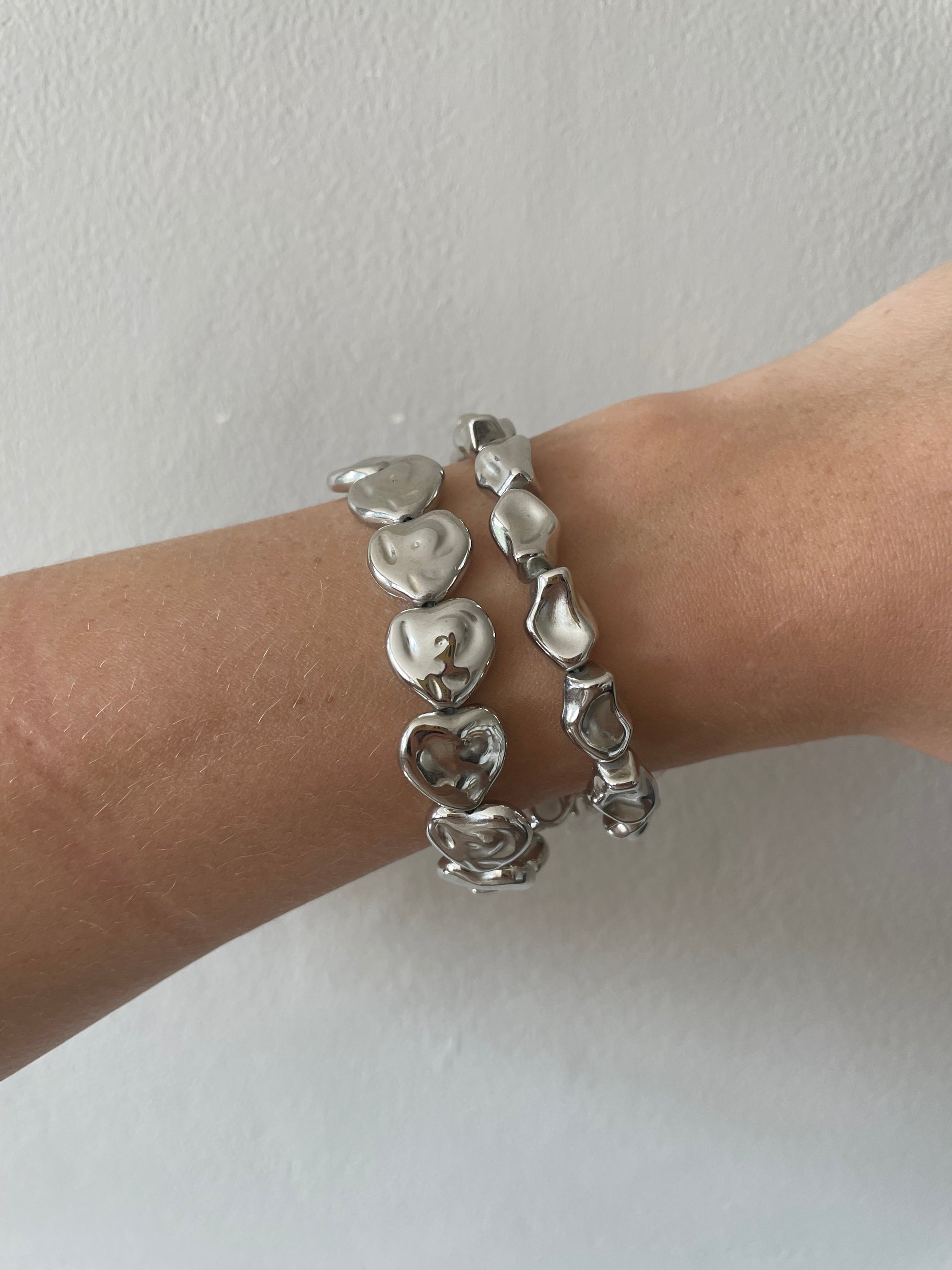 Heartbeat Chunky – Silver-Plated Acrylic Heart Bracelet