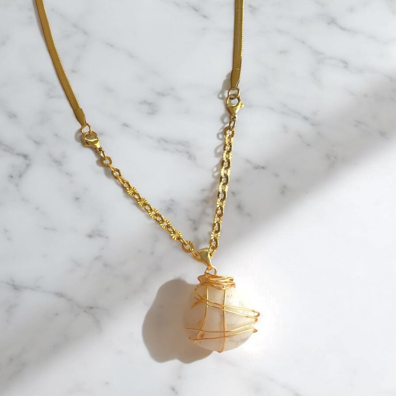 Ara- Ocean Shell Necklace – Gold Herringbone Chain with Natural Seashell Pendant
