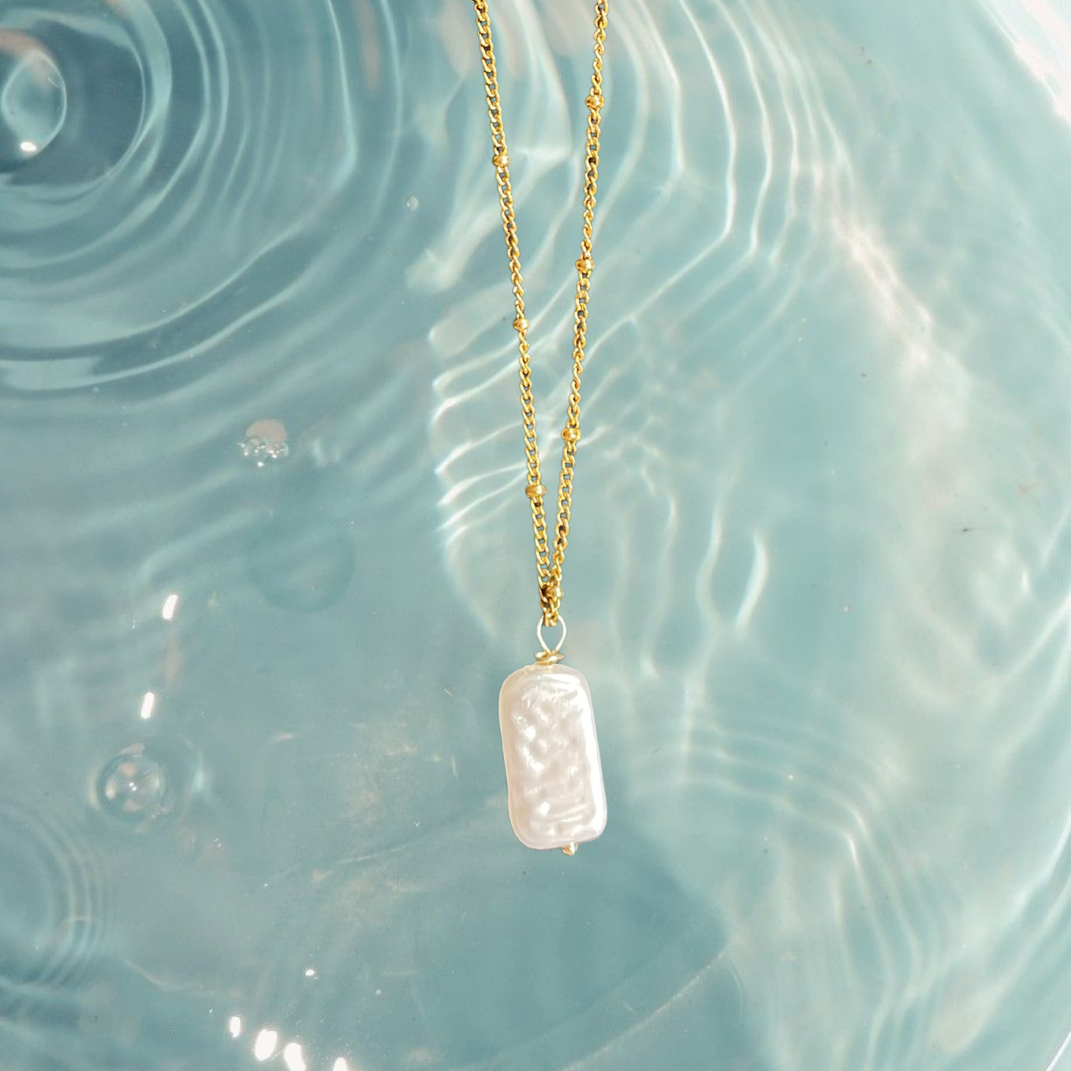 Aura – Beaded Gold Chain Necklace with Baroque-Style Pearl Pendant