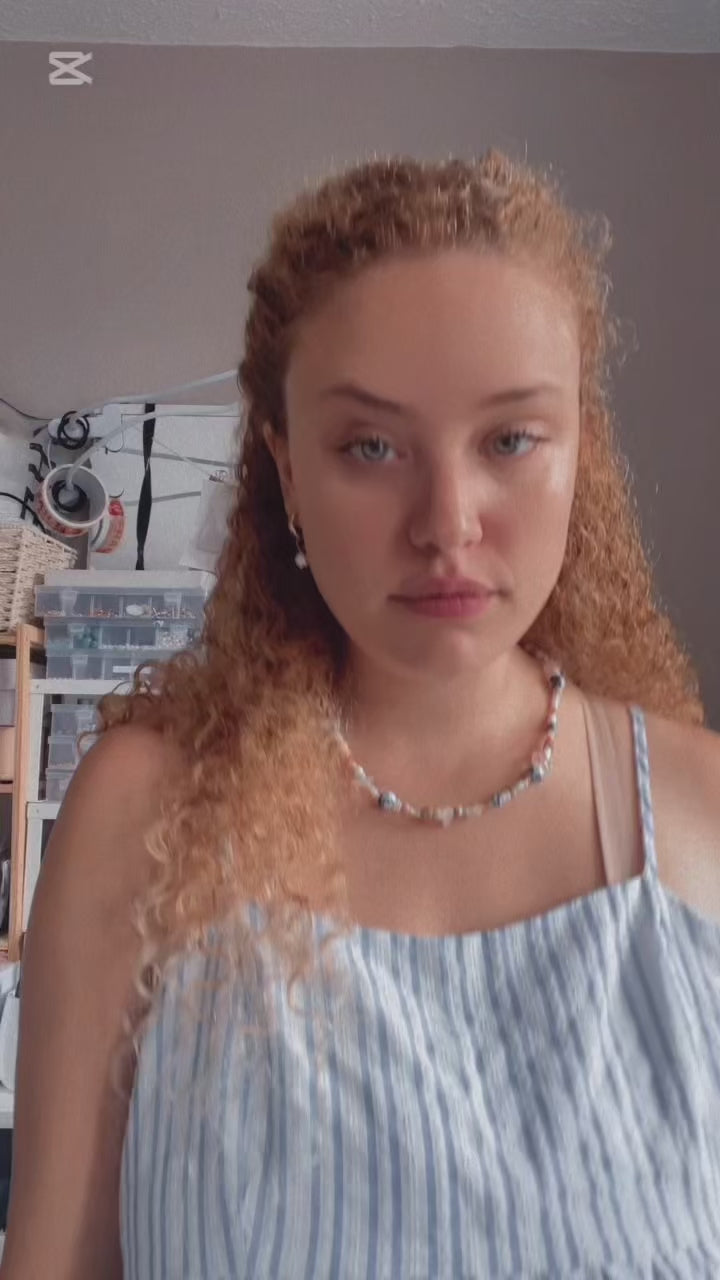 model wear necklace 