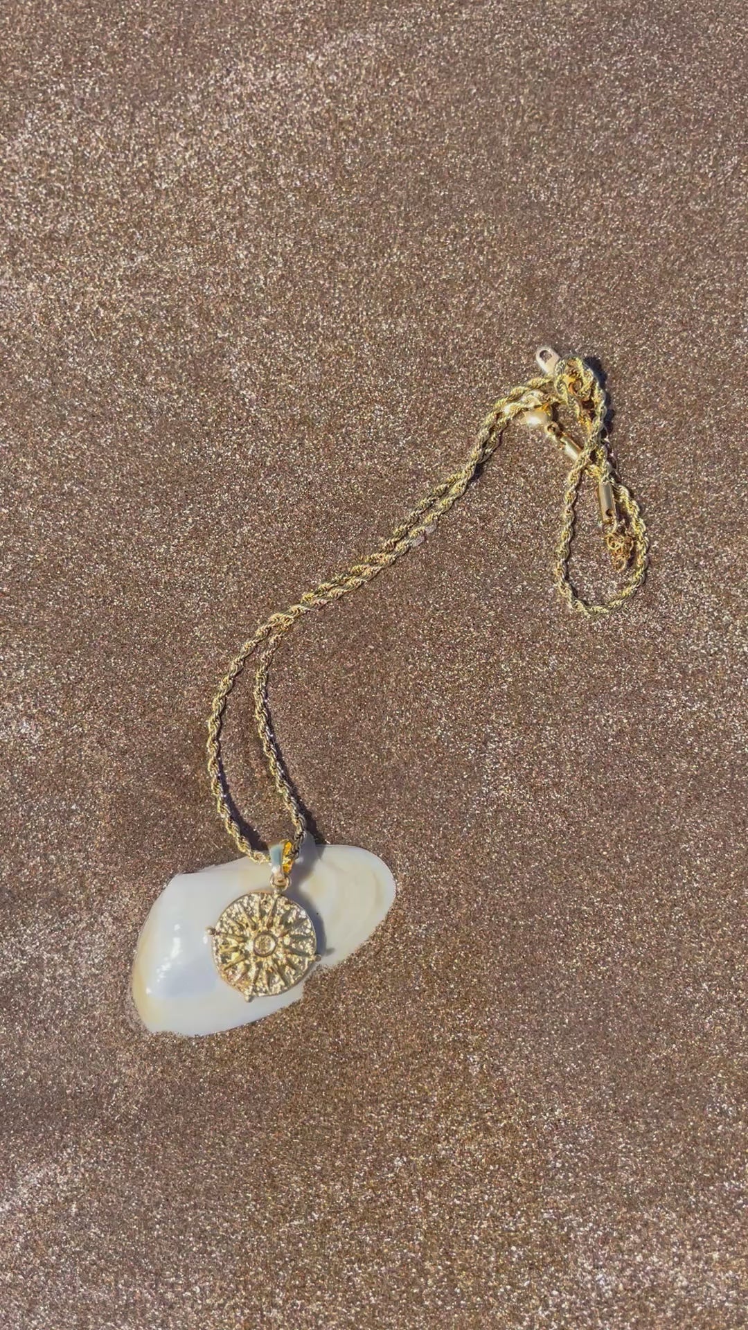 Perú Necklace – 18k Gold-Plated Compass Pendant